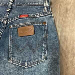Women’s vintage Wrangler Cowboy cut straight leg jeans. Size 3